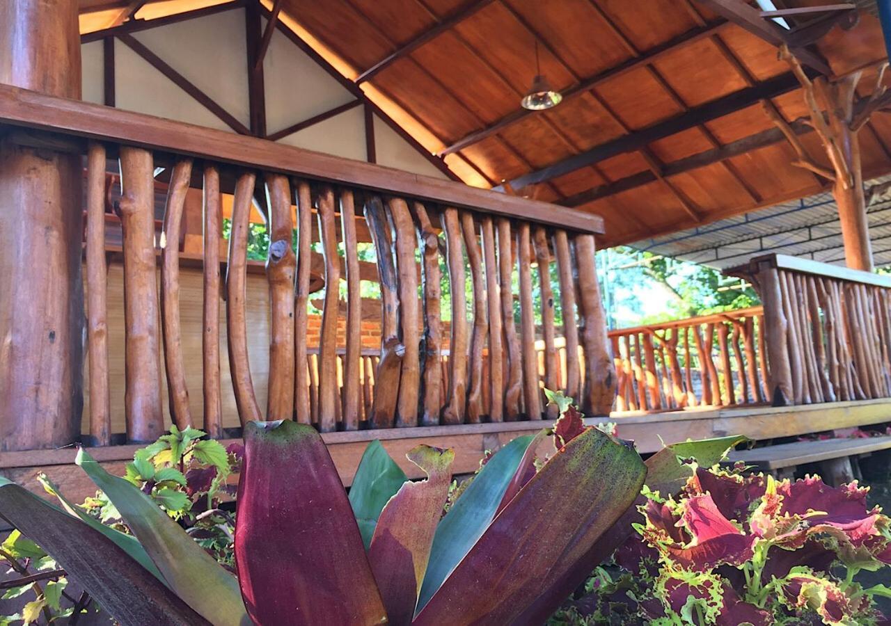 Raffles Inn Labuan Bajo Exteriör bild